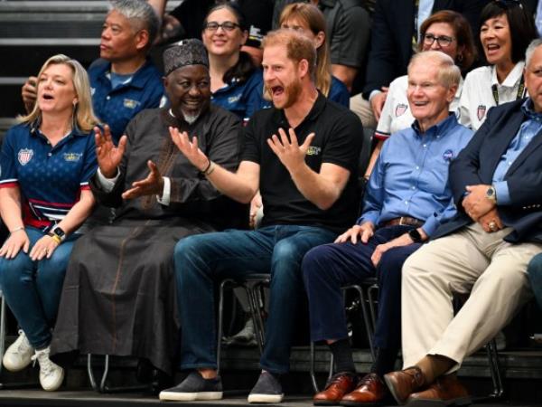 Mandatory Credit: Photo by Tim Rooke/Shutterstock (14091536q) Prince Harry cheers wheelchair rugby Invictus Games, Day 1, Dusseldorf, Germany - 10 Sep 2023